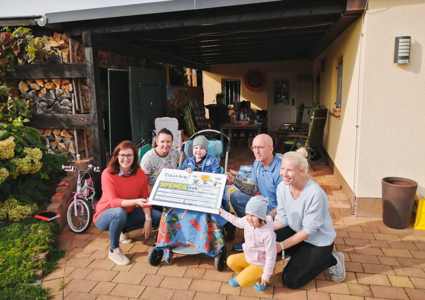 Carolin und Katja vom VKS Team sind zu Besuch bei dem kleinen Kämpfer Tibor und seiner Familie. Die Familie übergibt gemeinsam mit dem Fußballverein FSV Blau-Weiß Wermsdorf einen Spendenscheck.