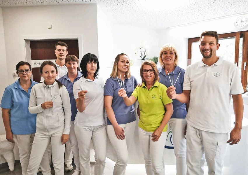 Die Mitarbeiter und Mitarbeiterinnen der Zahnarztpraxis "Zahnärzte am Rosenweg" halten 3 Wattestäbchen in der Hand, denn sie sind jetzt ein Typisierungsstützpunkt vom VKS.