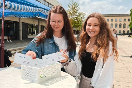 Während einer Registrierungsaktion an ihrer Hochschule, registrieren sich zwei Studentinnen als Stammzellspenderinnen.